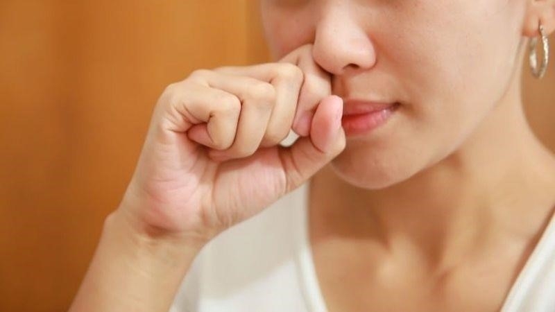 Để giảm nghẹt mũi, hãy sử dụng lưỡi và tay của bạn.