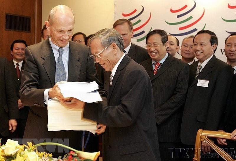 Ngày 7 tháng 11 năm 2006, Bộ trưởng Thương mại Trương Đình Tuyển và Tổng Giám đốc Tổ chức Thương mại Thế giới Pascal Lamy đã ký Nghị định thư về việc Việt Nam gia nhập WTO. Nhiếp ảnh gia: TTXVN
