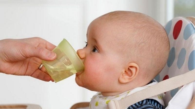 3 Cung cấp nhiều nước cho em bé sơ sinh của bạn.