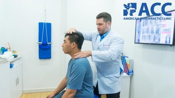 Tiến sĩ Luke Hamman kiểm tra cột sống cổ của một bệnh nhân.
